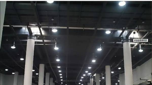 المصابيح الكهربائية مناسبة للأماكن التالية لإضاءة المصنع